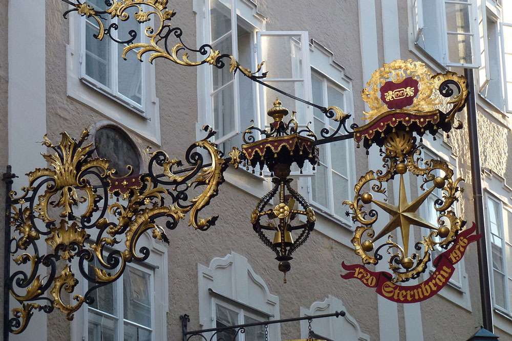 sternbrau ueber uns getreidegasse schild